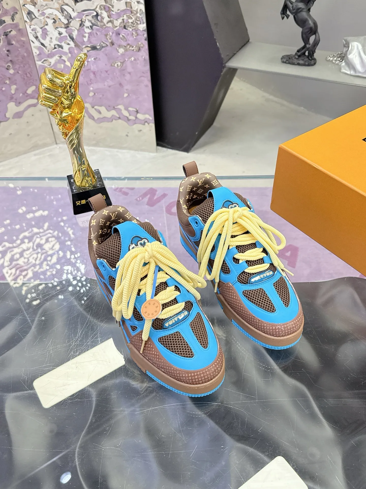 Factory price: 760💰 𝙇𝙑 𝟐𝟎𝟐5 𝐒𝐒 𝐧𝐞𝐰 Officially synchronized new colors💗 Louis Vuitton catwalk skateboard shoes are a hit, LOUIS VUITTON Trainer is undoubtedly one of the most successful Sneakers launched by luxury brands, but the pace of exploration will not stop. LOUISVUITTON will also bring a new series of skateboard shoes in the spring of 2025. The new series in the picture returns to the 90s Chunky Skate Shoes look and feel. The uppers are made of leather and mesh. The fat silhouette and thick shoelaces are very eye-catching. It is expected to have quite a few colors like the Trainer. Judging from the previous DIOR show skate shoes, this chunky style may be even stronger next year.  💎 LV small bread series LV bread shoe series 😘 Couple model Size: Female 35-40 Male 39-44, customized 45, 46